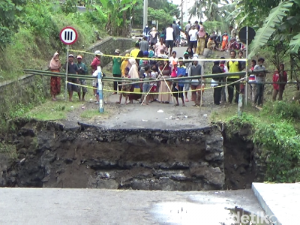 Jembatan Yang Putus Diterjang Banjir Lahar Gunung Semeru Jadi Tontonan ...