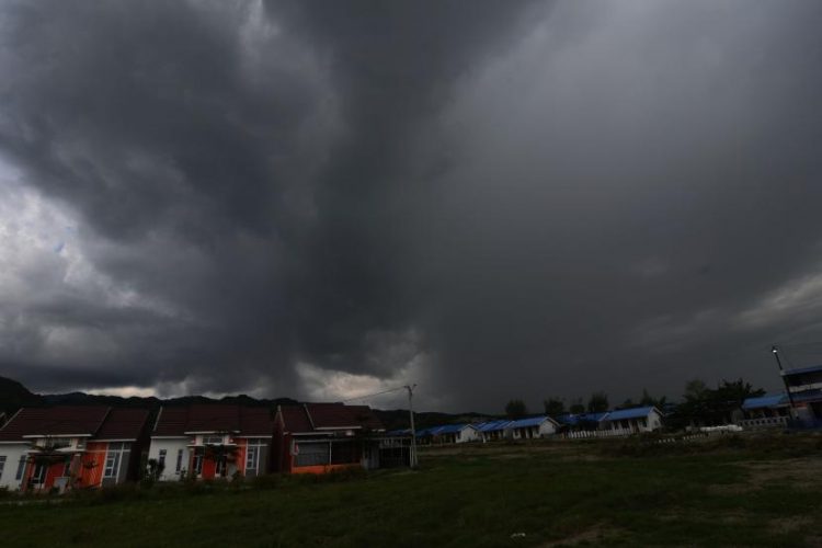 Prediksi Hujan Petir Selasa-Rabu di Delapan Daerah di Provinsi Kaltim