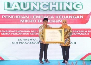 Jatim Raih Predikat Desa Mandiri Terbanyak, Gubernur Khofifah Terima Penghargaan dari Mendes PDTT