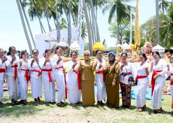Bupati Mamuju dan Umat Hindu Papalang Laksanakan Melasti Sambut Hari Besar Nyepi