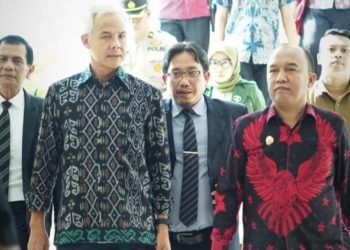Gubernur Jawa Tengah Ganjar Pranowo saat berkunjung ke UPS Tegal didampingi Wakil Walikota Tegal M Jumadi dan Rektor UPS Taufiqulloh (Ade W/SMOL.ID)