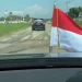 Inilah Momen Mobil Presiden Harus Berkelok-kelok Melewati Jalan Rusak di Lampung