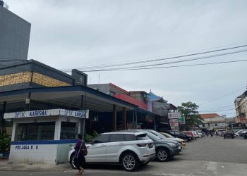 Ruko-Restoran di Pluit Jakarta Utara Serobot Badan Jalan