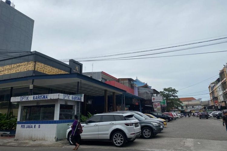 Ruko-Restoran di Pluit Jakarta Utara Serobot Badan Jalan