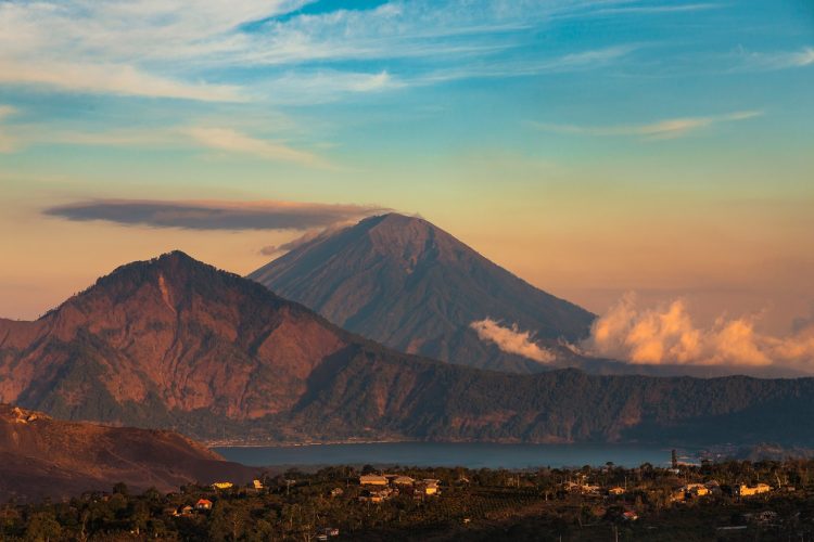 Pendaki Gunung Abang Bali Wajib Memakai Baju Adat
