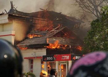 Kantor Bupati Pohuwato Dibakar Massa Demo Lahan Tambang Emas