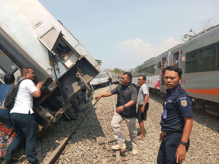 32 Orang Terluka Ringan Akibat Anjloknya Rangkaian Kereta Api 17 Argo Semeru