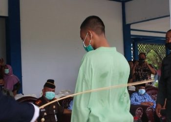 Warga Aceh Disanksi Cambuk karena Terlibat Judi Online