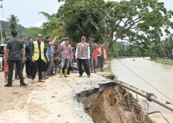 Kabupaten Pesisir Selatan Sumatera Barat Dilanda Banjir Bandang : Perbaikan Jalan Butuh 2 Minggu