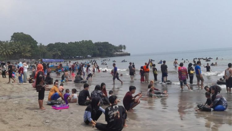 Pantai Anyer Padat Pengunjung Hingga 62 Ribu Wisatawan