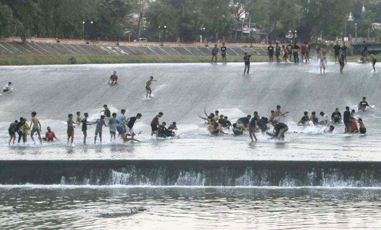 Remaja Antusias Bermain Seluncur di Bendungan Pleret BKB Semarang, Pemkot Imbau Tetap Waspada
