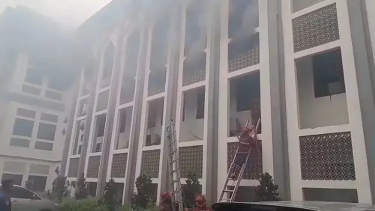 Diduga Korsleting Listrik, Kebakaran Melanda Gedung Rektorat UIN Syarif Hidayatullah Jakarta