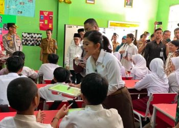 Program Makan Bergizi Gratis untuk Siswa Resmi Dimulai di Depok, Menkomdigi Meutya Hafid Cek Pelaksanaan