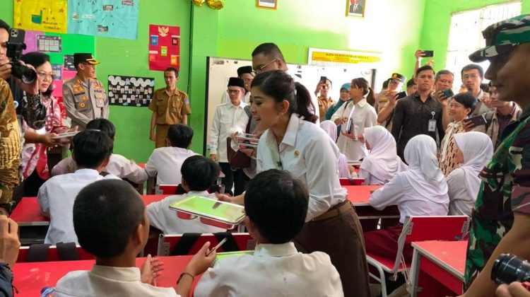 Program Makan Bergizi Gratis untuk Siswa Resmi Dimulai di Depok, Menkomdigi Meutya Hafid Cek Pelaksanaan