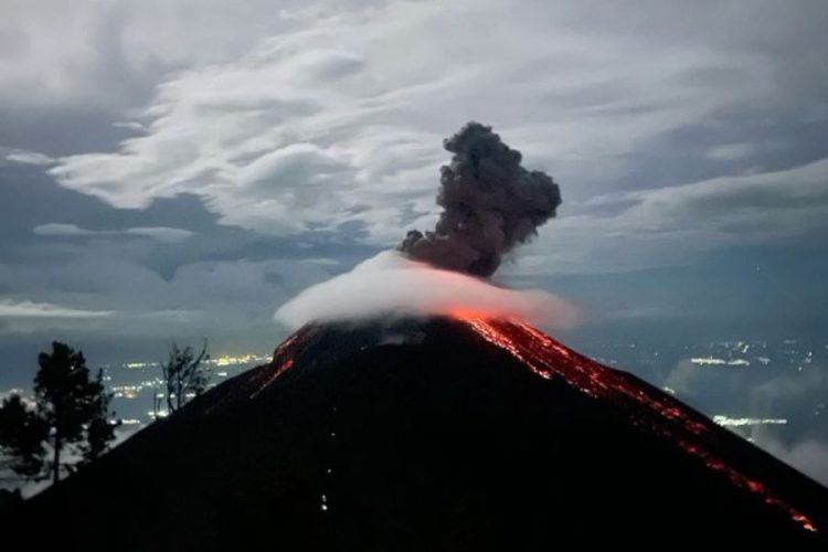 Gunung Semeru Erupsi, Kolom Abu Mencapai 1 Kilometer, Warga Diimbau Hindari Zona Bahaya