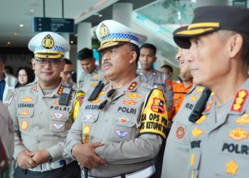 Kepala Korps Lalu lintas (Kakorlantas) Polri Irjen Agus Suryonugroho mendampingi Kapolri Jenderal Listyo Sigit Prabowo dalam meninjau arus mudik melalui udara, mulai dari Pos Terpadu KM 57 Tol Cikampek