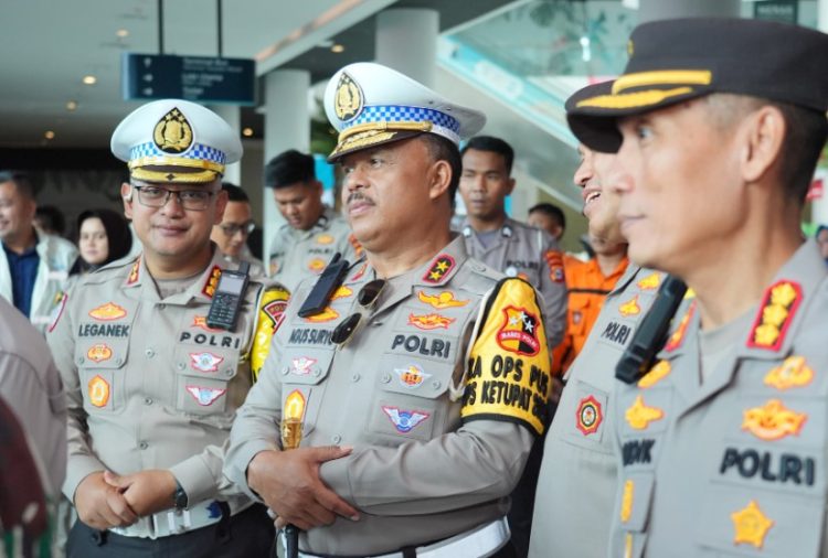 Kepala Korps Lalu lintas (Kakorlantas) Polri Irjen Agus Suryonugroho mendampingi Kapolri Jenderal Listyo Sigit Prabowo dalam meninjau arus mudik melalui udara, mulai dari Pos Terpadu KM 57 Tol Cikampek