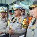Kepala Korps Lalu lintas (Kakorlantas) Polri Irjen Agus Suryonugroho mendampingi Kapolri Jenderal Listyo Sigit Prabowo dalam meninjau arus mudik melalui udara, mulai dari Pos Terpadu KM 57 Tol Cikampek