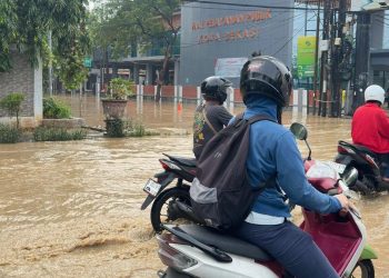 Kemacetan Panjang di Jalan Ahmad Yani Bekasi Akibat Banjir