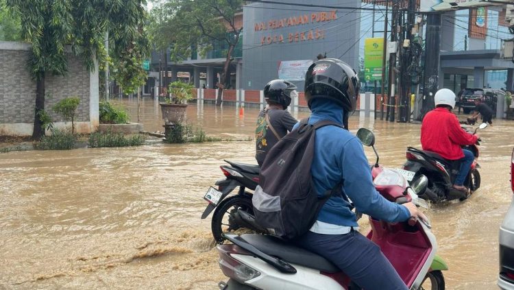 Kemacetan Panjang di Jalan Ahmad Yani Bekasi Akibat Banjir