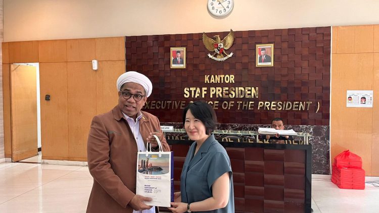 Professor Ngabalin, bersama Vice Presiden Busan University of Foreign Studies (BUFS) Korea Selatan Prof. Kwon, Sun-Hee, Ph . D