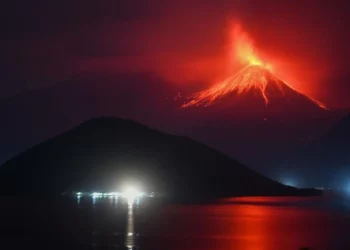 Gunung Lewotobi Laki-laki Erupsi Tiada Henti