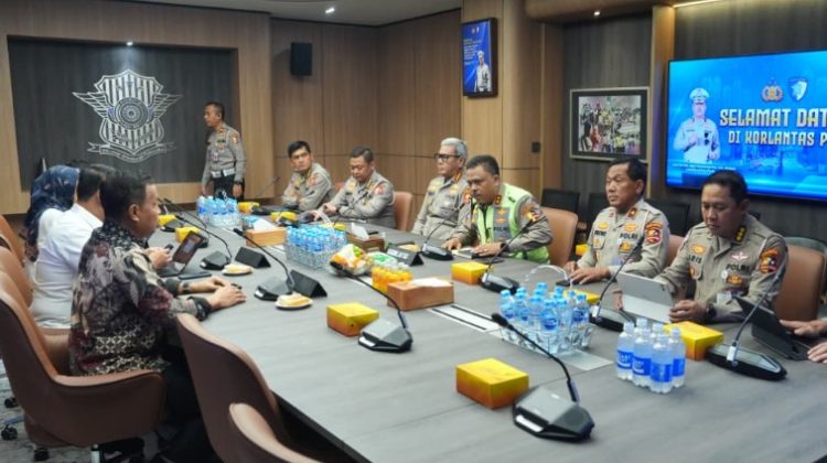 Kakorlantas Polri Irjen Pol Agus Suryonugroho (tengah, rompi hijau) saat menggelar rapat kerja bersama Ditjen Hubdat dan Kementerian P
