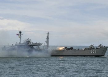 Disaksikan Presiden Prabowo, KRI Teluk Amboina Tembakkan Roket Saat Parade HUT ke-80 TNI di Teluk Jakarta