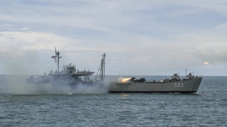 Disaksikan Presiden Prabowo, KRI Teluk Amboina Tembakkan Roket Saat Parade HUT ke-80 TNI di Teluk Jakarta