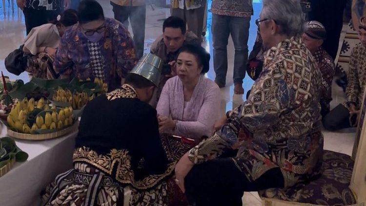 foto-kgph-mangkubumi-dinobatkan-sebagai-pb-xiv