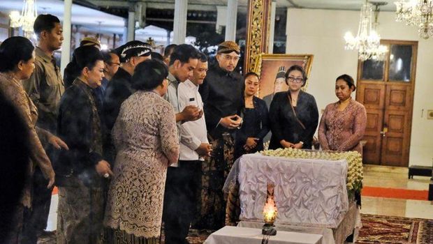 Jokowi Gibran Melayat Raja Solo