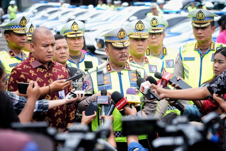 Kakorlantas Bawa Misi Kemanusiaan Kakorlantas Lepas Tim Pendukung Penyaluran Bantuan ke Aceh Sumbar Sumut