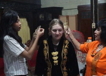 Mahasiswa Asing Terpukau Tradisi Jawa Hingga Kenakan Beskap dan Kebaya Dalam Program Pertukaran Budaya