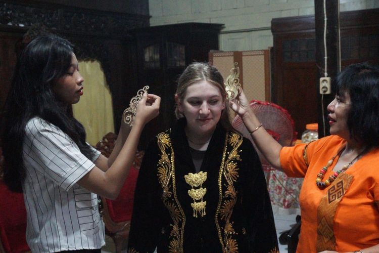 Mahasiswa Asing Terpukau Tradisi Jawa Hingga Kenakan Beskap dan Kebaya Dalam Program Pertukaran Budaya