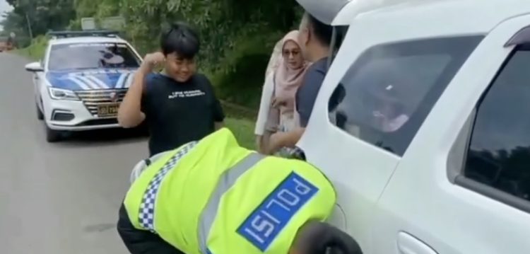 Aksi Polantas Bantu Pengemudi Pecah Ban di Tol Cipularang, Kakorlantas Apresiasi 2