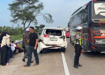 Pastikan Keselamatan Pemudik, Petugas Amankan Lokasi Kecelakaan di Ruas Tol Batang