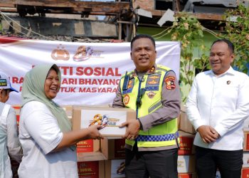 Ringankan Beban Korban Kebakaran Kebon Kosong, Kakorlantas Salurkan Bantuan Paket Sembako