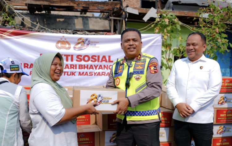 Ringankan Beban Korban Kebakaran Kebon Kosong, Kakorlantas Salurkan Bantuan Paket Sembako