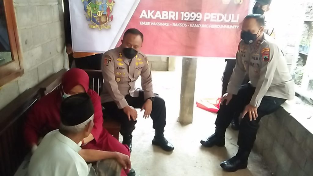 Door to Door Bhabinkamtibmas Sambangi Masyarakat Langsung Tanggulangi Pandemi 2