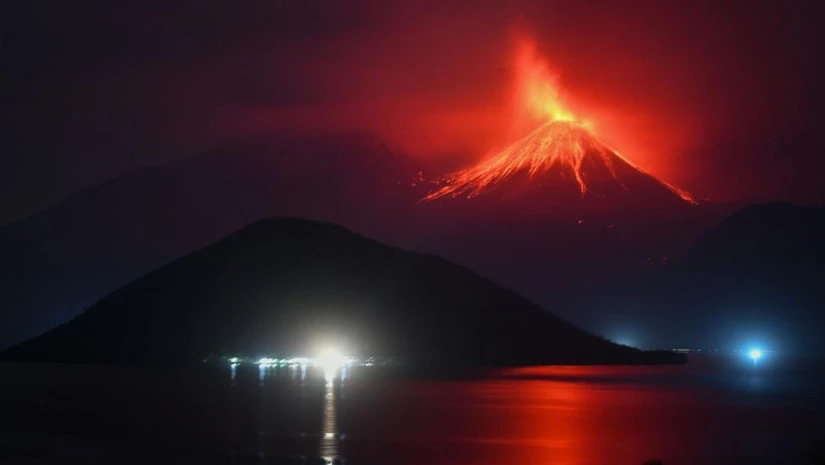 Gunung Lewotobi Laki-laki Erupsi Tiada Henti
