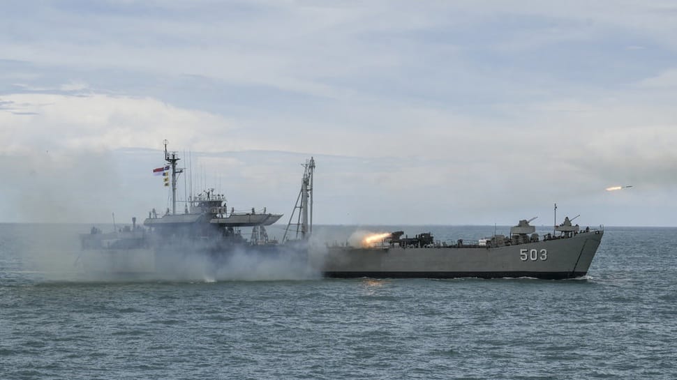 Disaksikan Presiden Prabowo, KRI Teluk Amboina Tembakkan Roket Saat Parade HUT ke-80 TNI di Teluk Jakarta