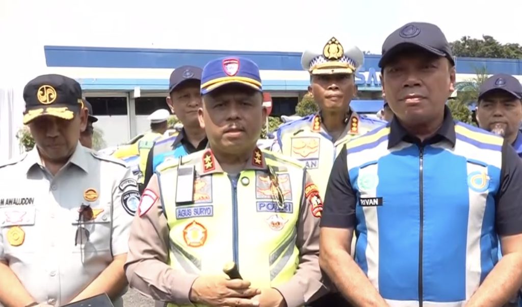 Kakorlantas Polri terima 15 kendaraan PJR dari PT Jasa Marga sebagai dukungan Operasi Ketupat 2026 demi kelancaran mudik dan keselamatan pengguna jalan.