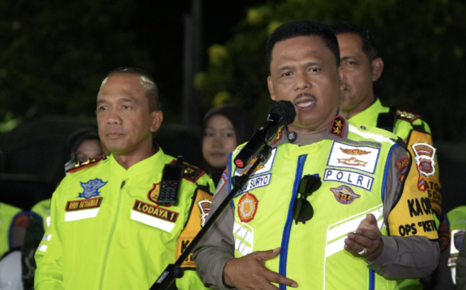 Kakorlantas Polri Irjen Pol. Agus Suryonugroho meninjau Pos Terpadu KM 57